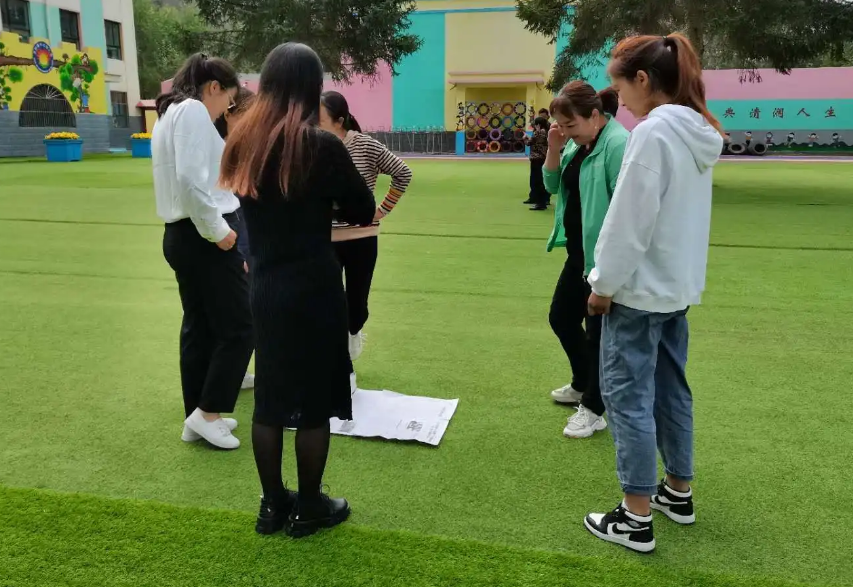 廣州拓展游戲-踩報(bào)紙